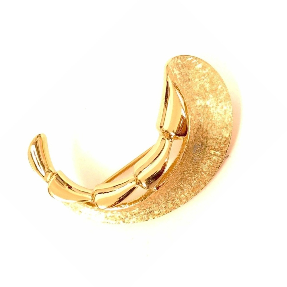 Designer Signed MONET Abstract Leaf Textured Gold Plated Vintage Brooch Pin